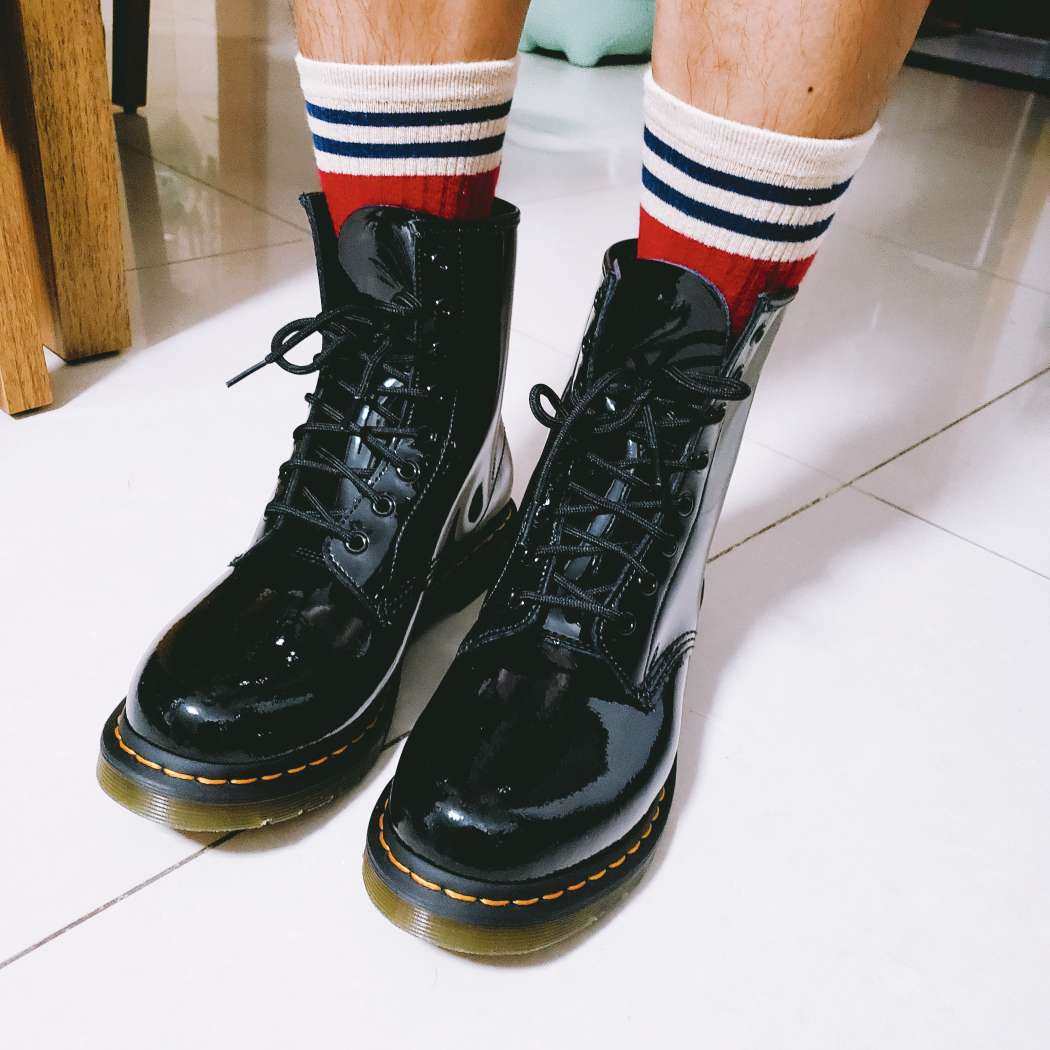 买这个马丁靴也是有故事的。 某天逛某个海淘App，看到这款马