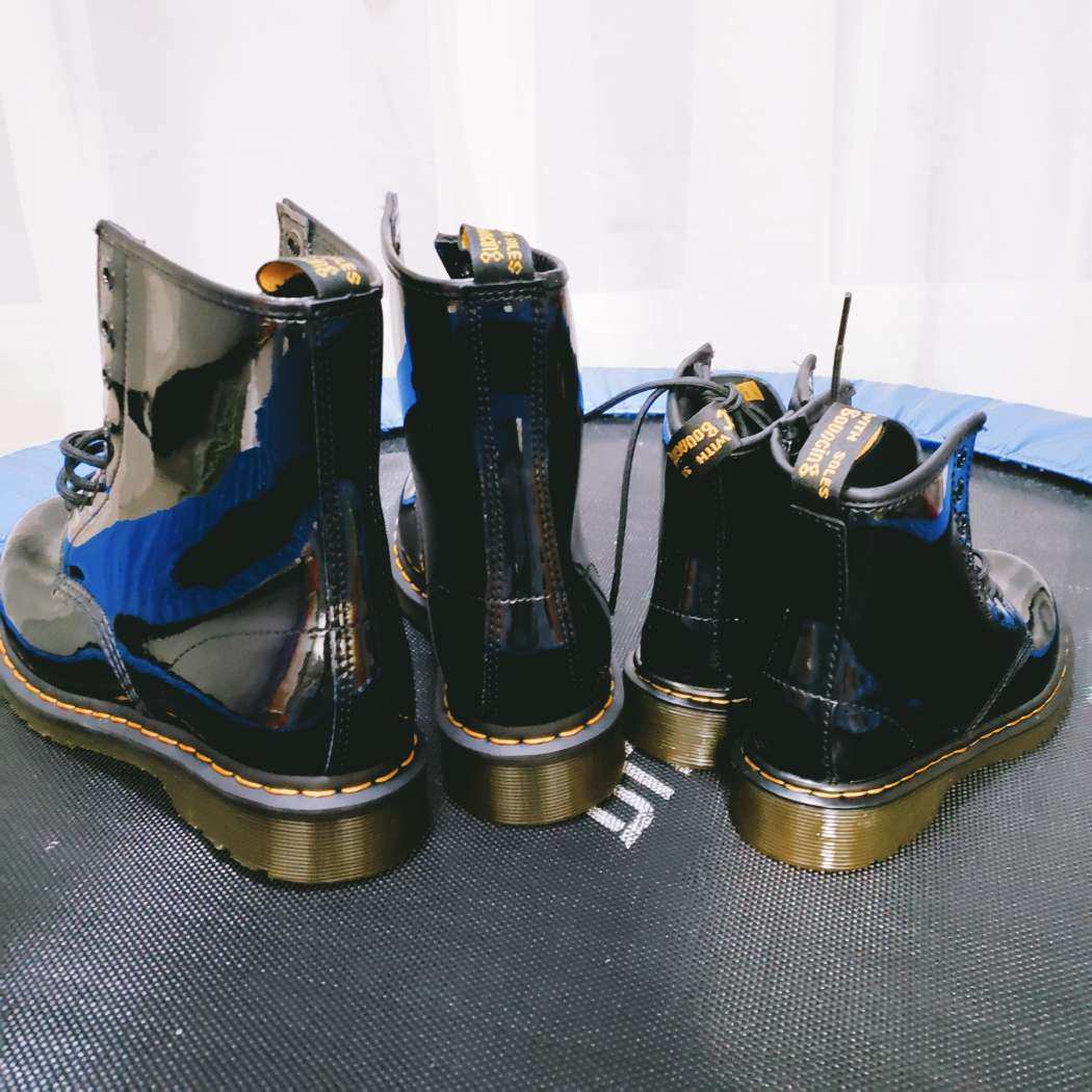 买这个马丁靴也是有故事的。 某天逛某个海淘App，看到这款马