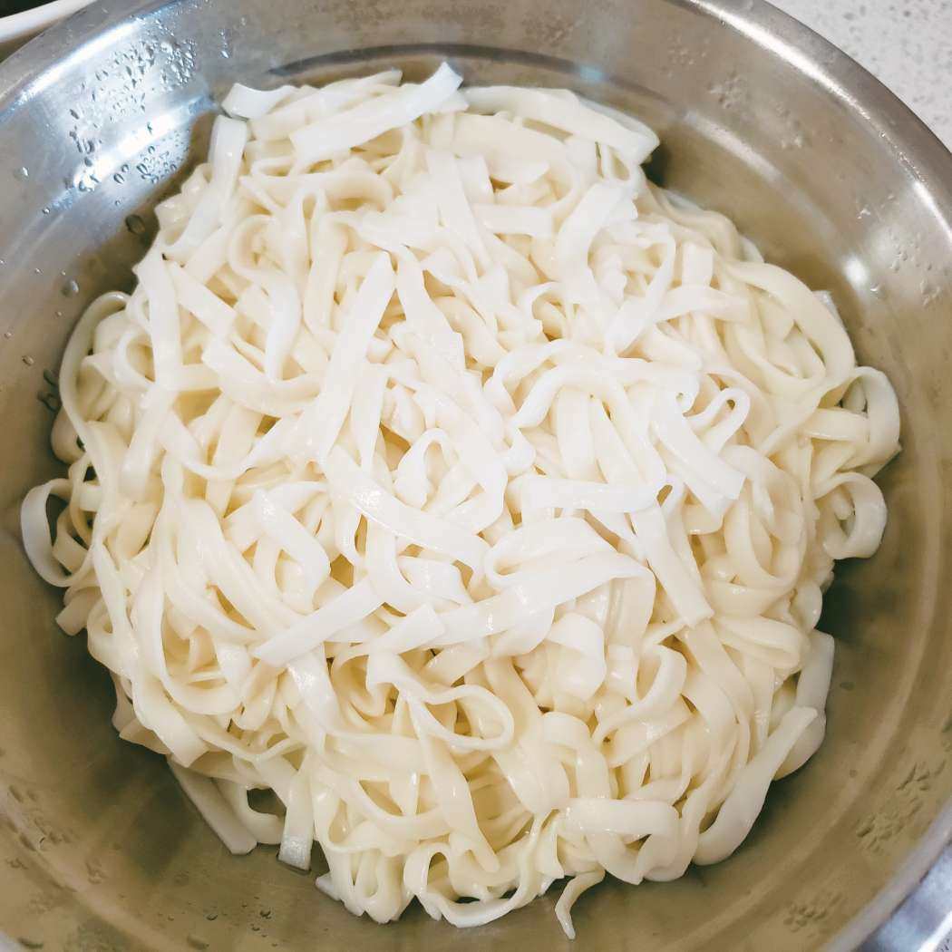 炸酱面没吃完？  没关系，第二顿这样吃!  有时候吃炸酱面掌