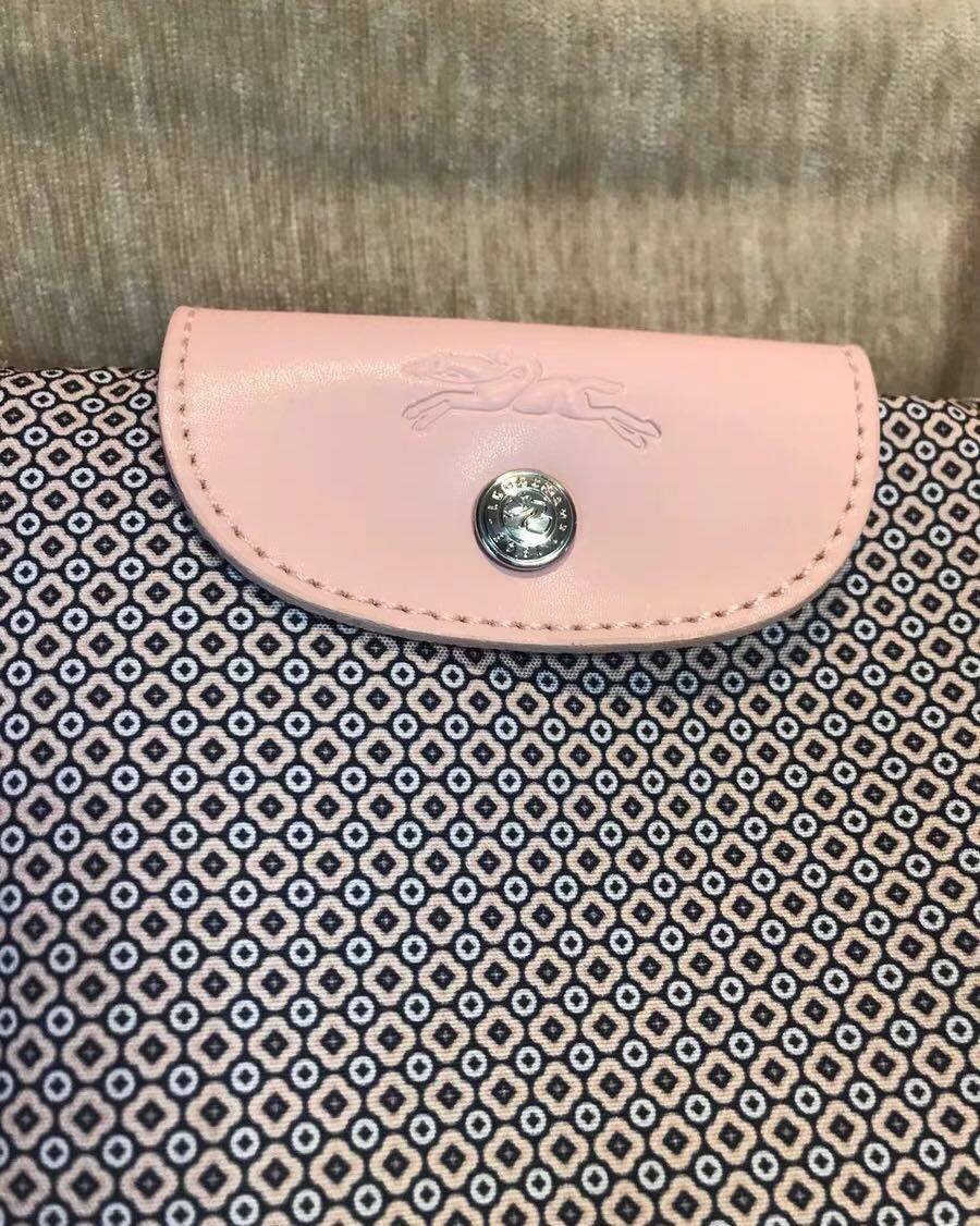 好精致，完美的低调小挎包。longchamp的包包都很轻便，