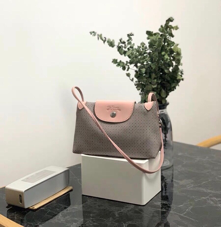 好精致，完美的低调小挎包。longchamp的包包都很轻便，