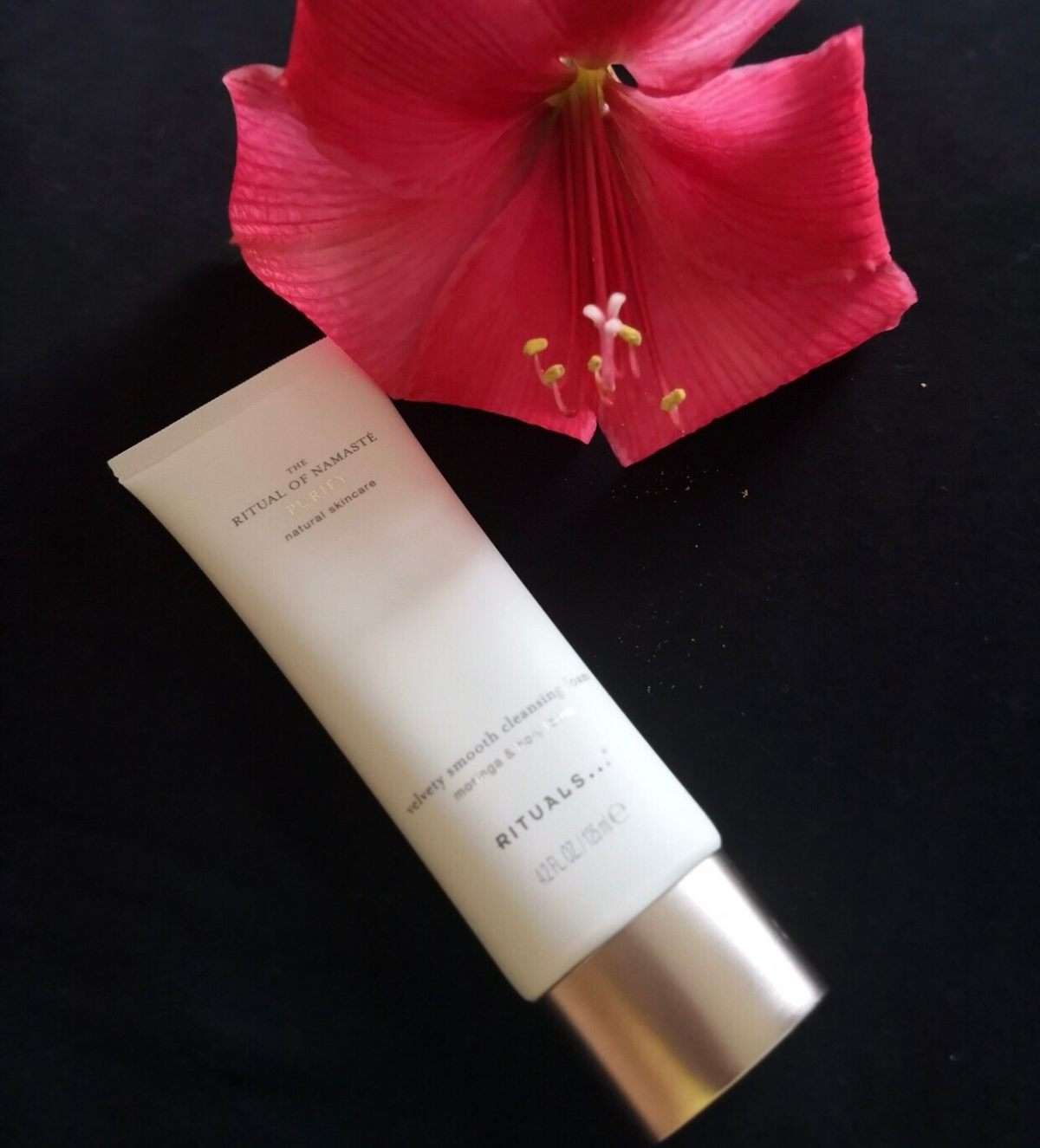 Rituals丝绸洗面奶 ，含有**成分白莲花和辣木精华，无