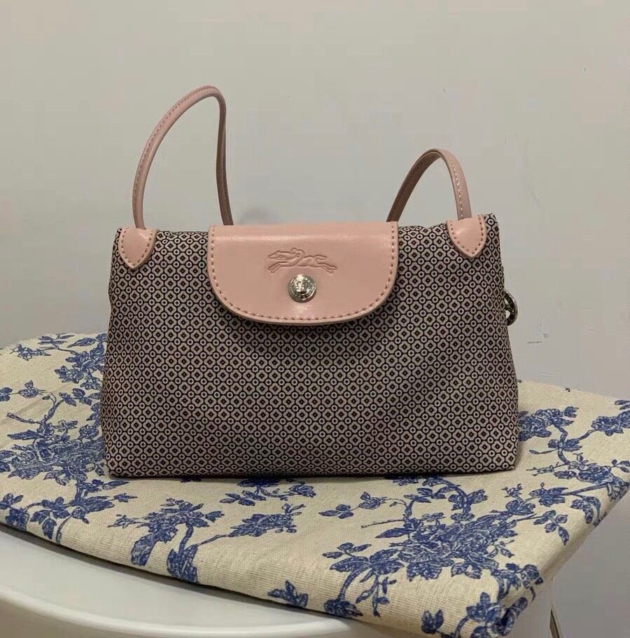 好精致，完美的低调小挎包。longchamp的包包都很轻便，