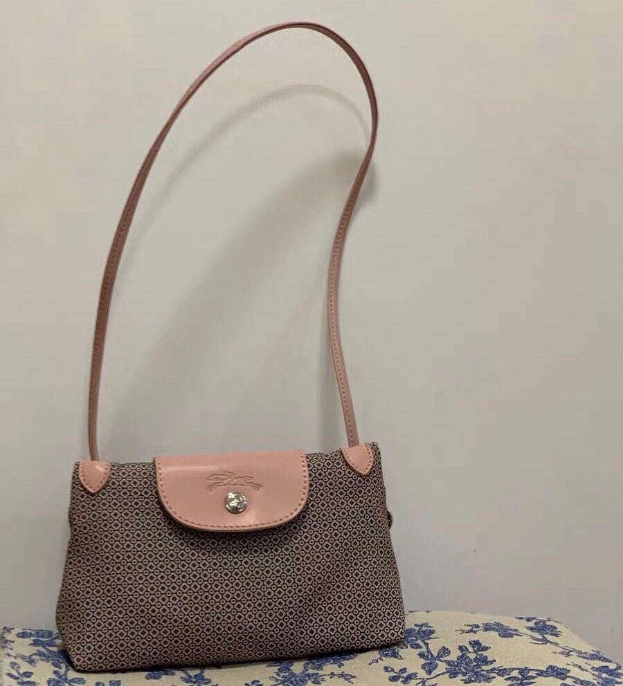 好精致，完美的低调小挎包。longchamp的包包都很轻便，