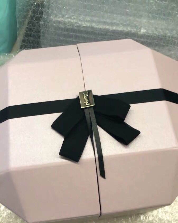 俄版，YSL圣诞烟花限定套盒 30ml香水➕50ml 身体乳