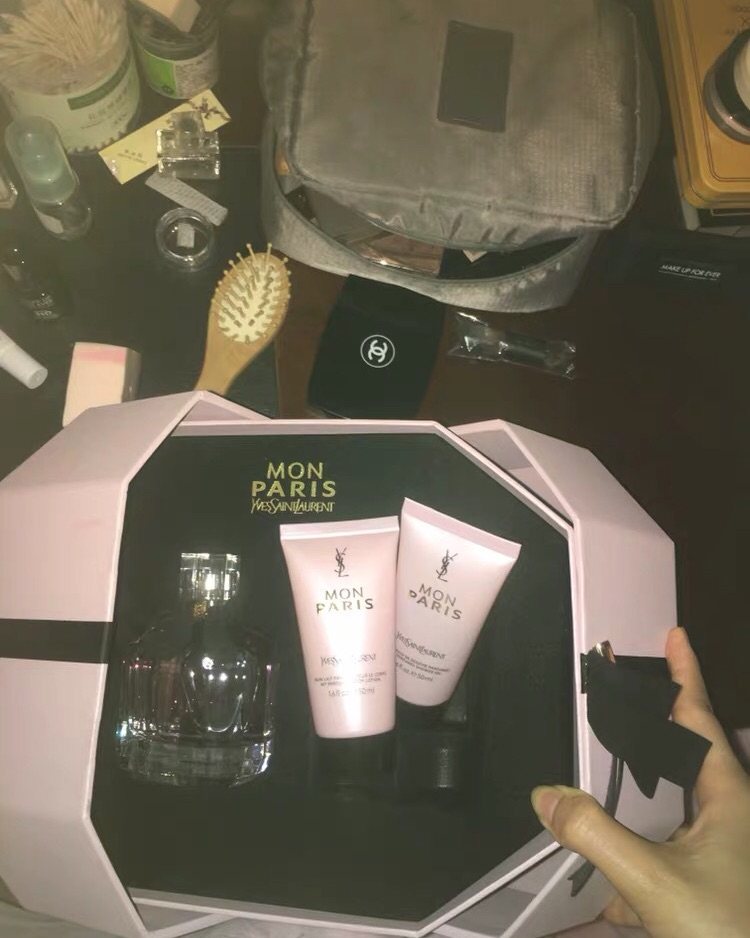 俄版，YSL圣诞烟花限定套盒 30ml香水➕50ml 身体乳
