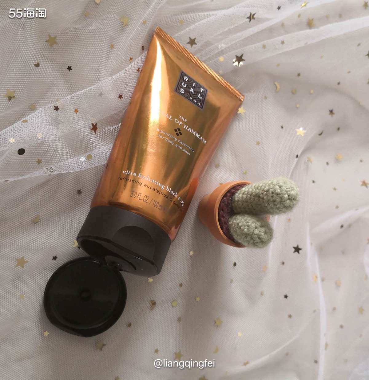 好用的rituals黑泥沐浴膏，很清爽，黑色的呢，刚挤出来，