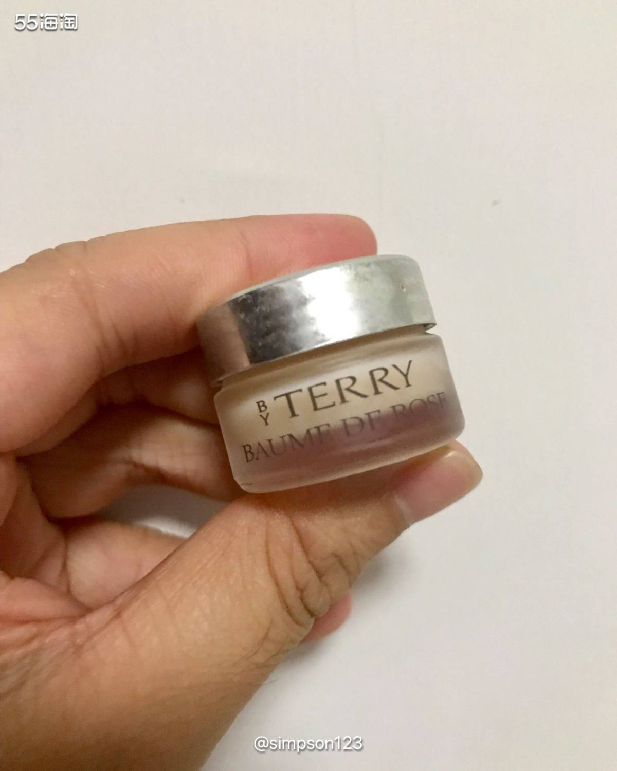 by terry这款唇膏非常的香，有浓郁的玫瑰味道，而且最*