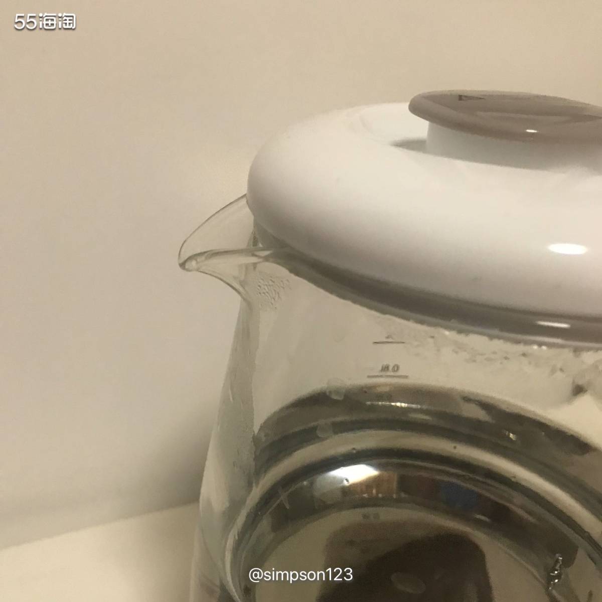 很好用的，烧水壶，颜色是纯白色的。 最喜欢的是他有除氯功能，