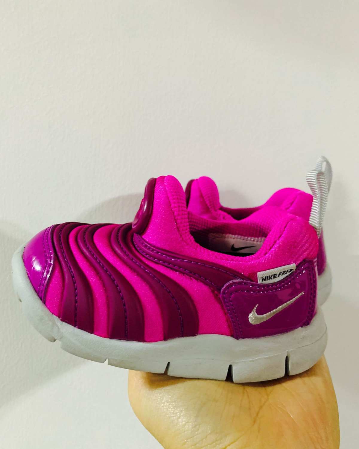 每个小朋友童年都会拥有的一双鞋！幼儿园的小朋友几乎人脚一双的