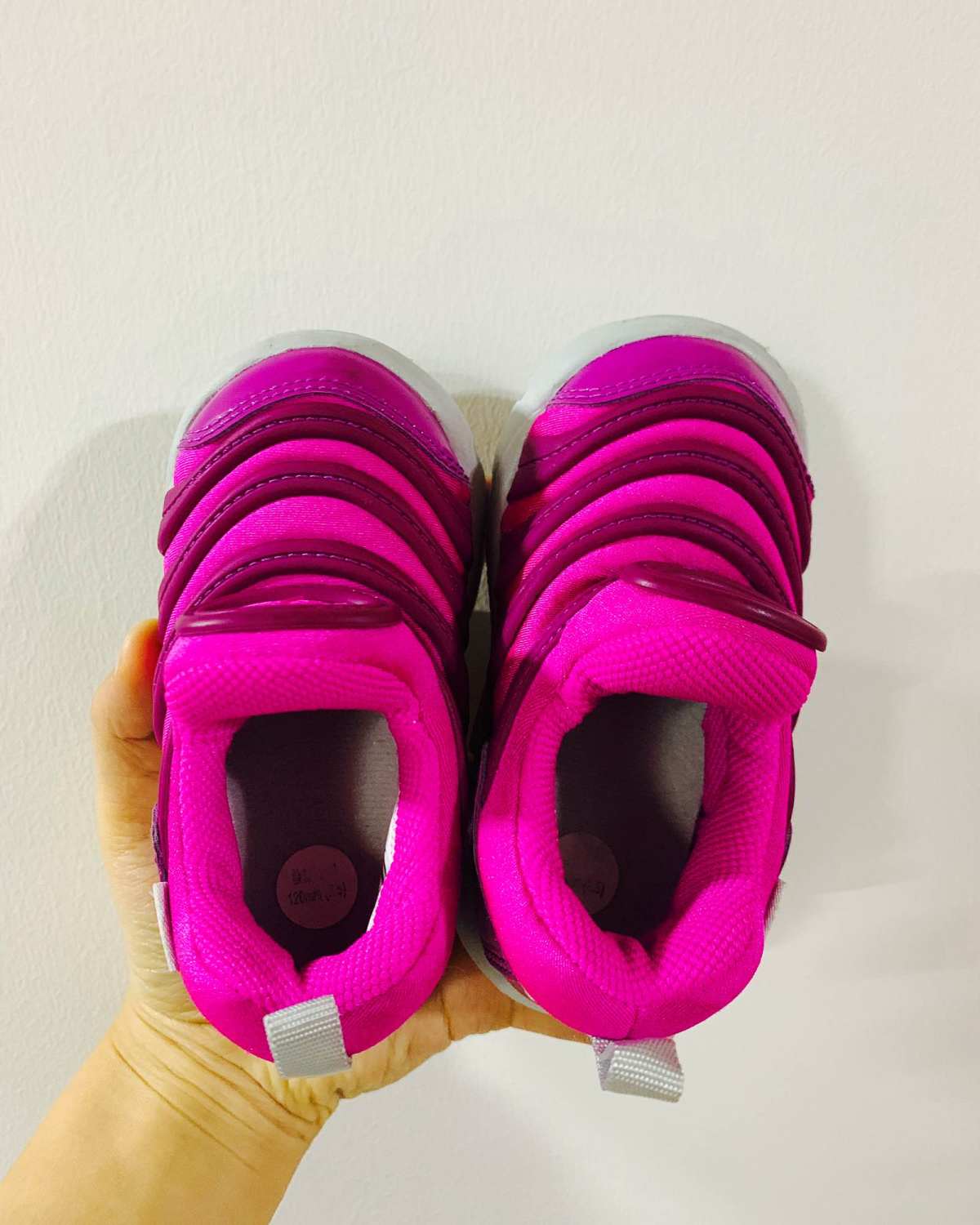 每个小朋友童年都会拥有的一双鞋！幼儿园的小朋友几乎人脚一双的