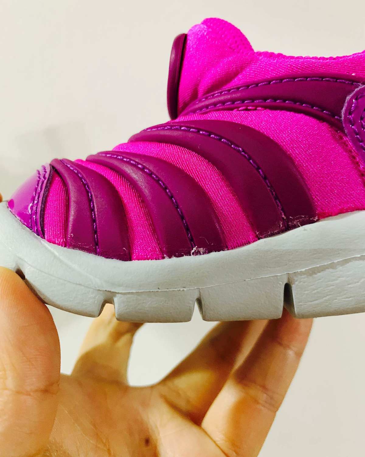 每个小朋友童年都会拥有的一双鞋！幼儿园的小朋友几乎人脚一双的