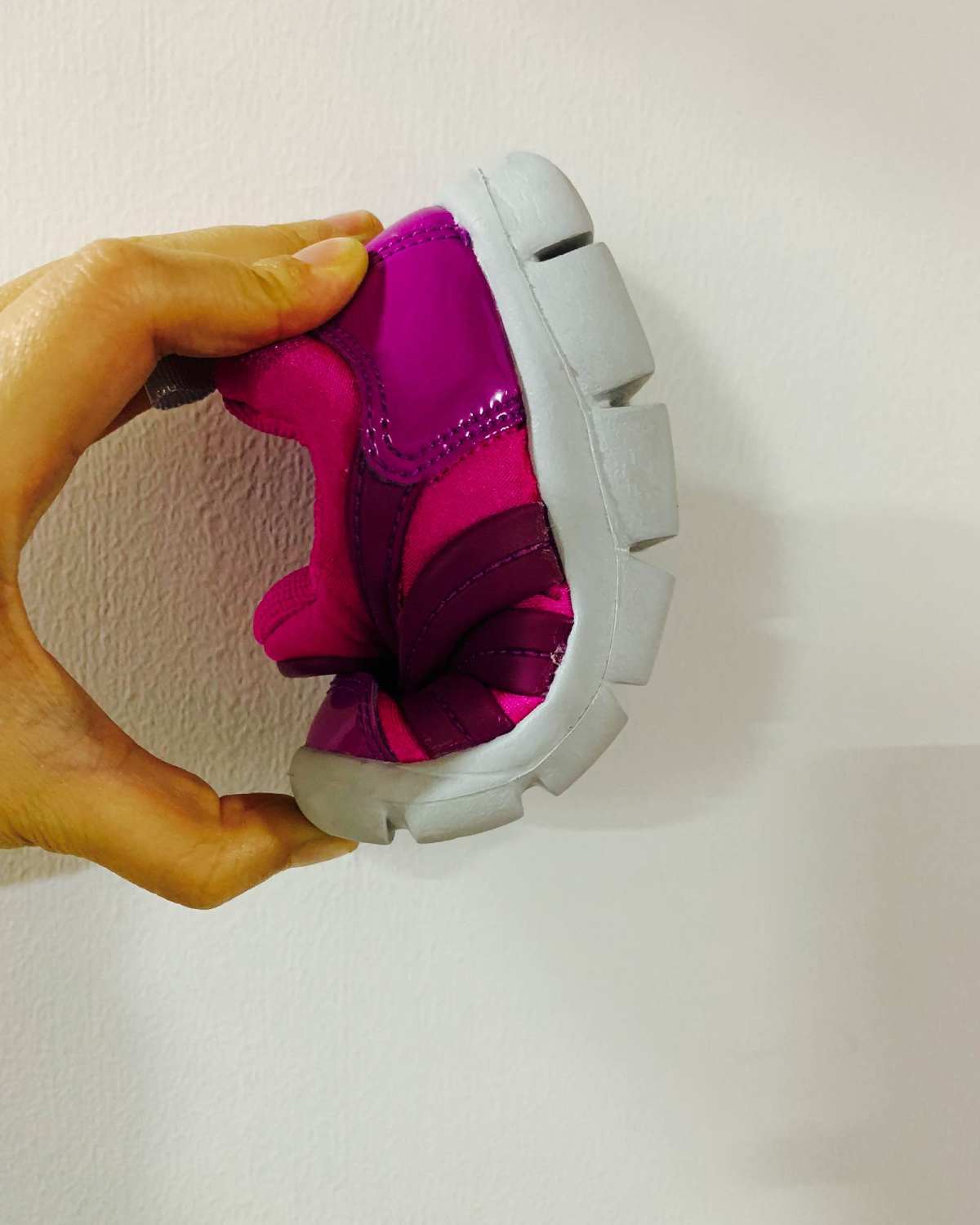 每个小朋友童年都会拥有的一双鞋！幼儿园的小朋友几乎人脚一双的