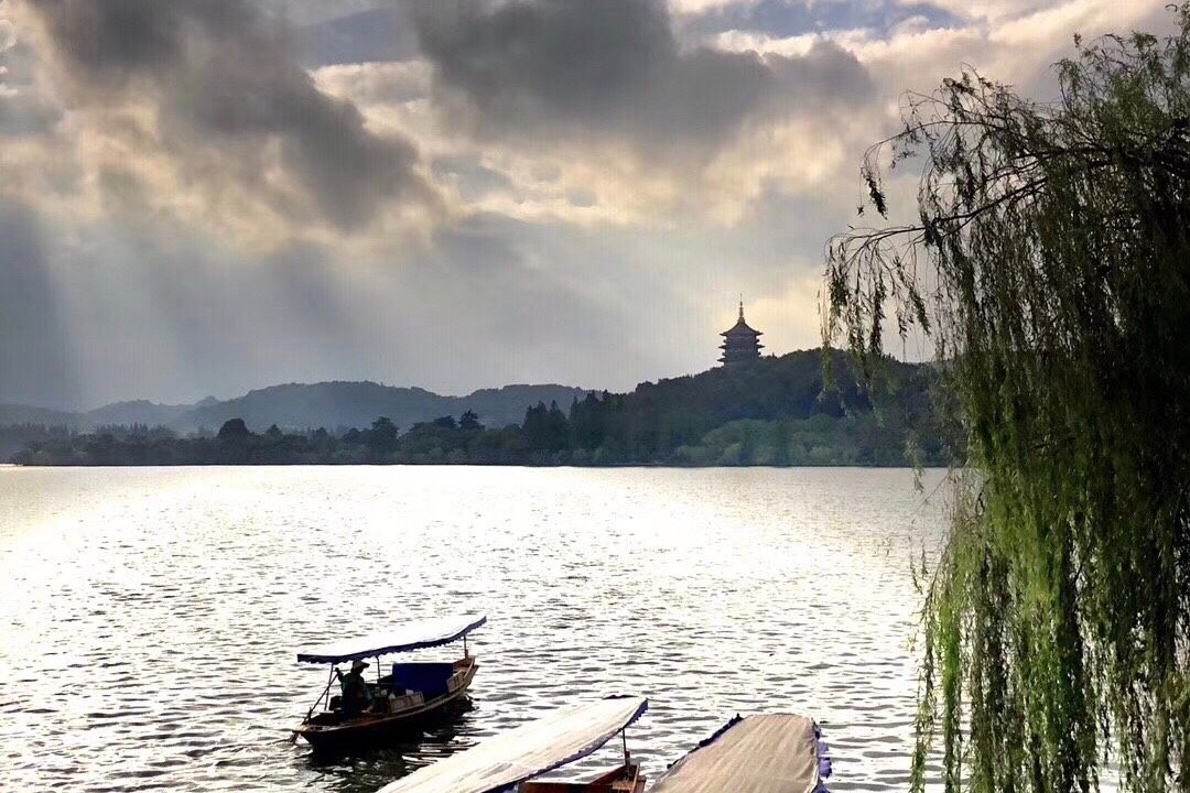 8月晒单也疯狂_No_13🧚‍♀️西子湖畔，随便一拍便是一
