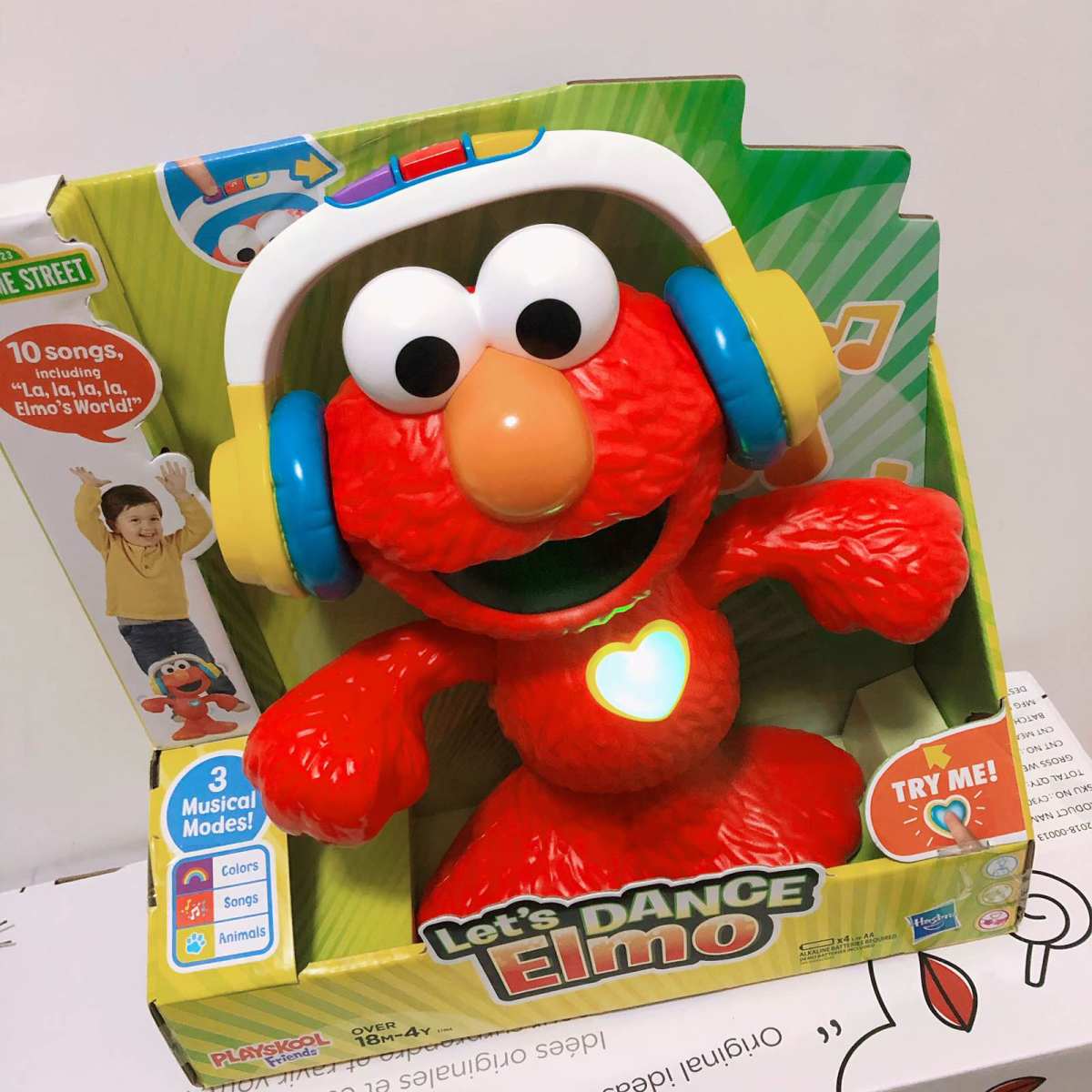 昨天错过了一套芝麻街滚球玩具，心情不好… 然后拿出这套看El