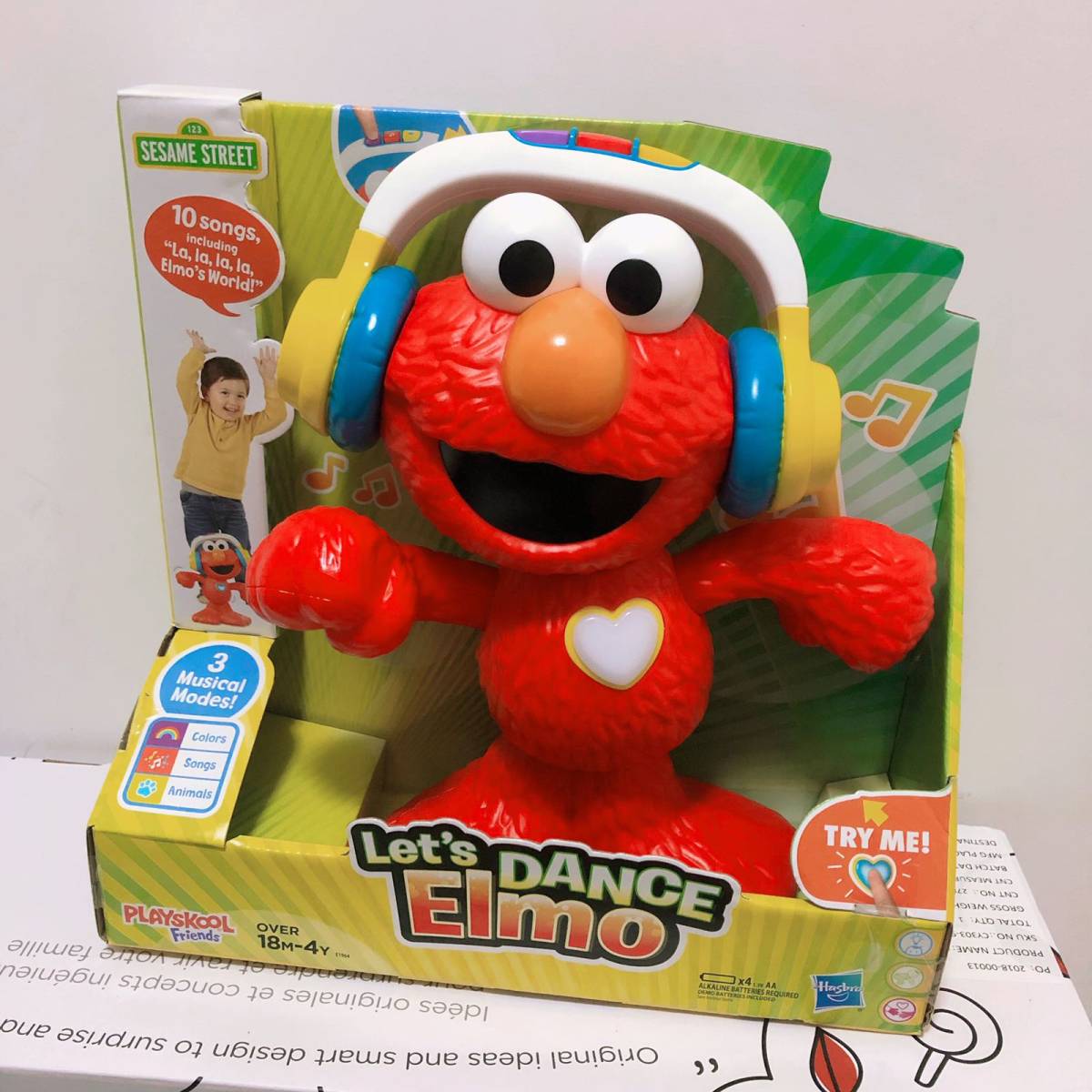 昨天错过了一套芝麻街滚球玩具，心情不好… 然后拿出这套看El