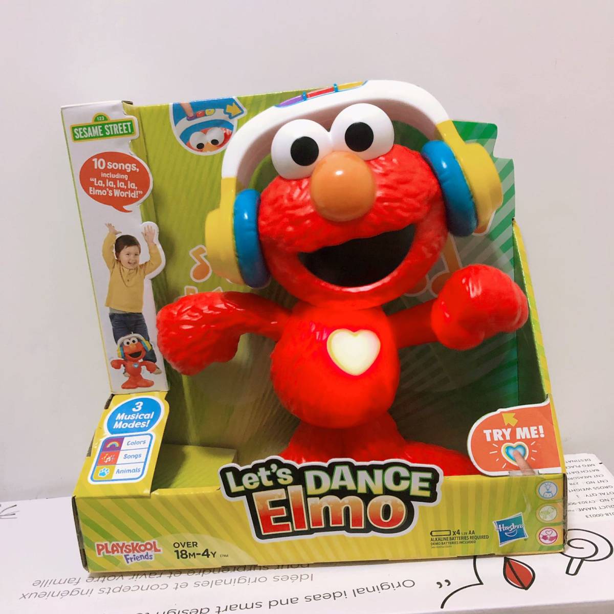 昨天错过了一套芝麻街滚球玩具，心情不好… 然后拿出这套看El