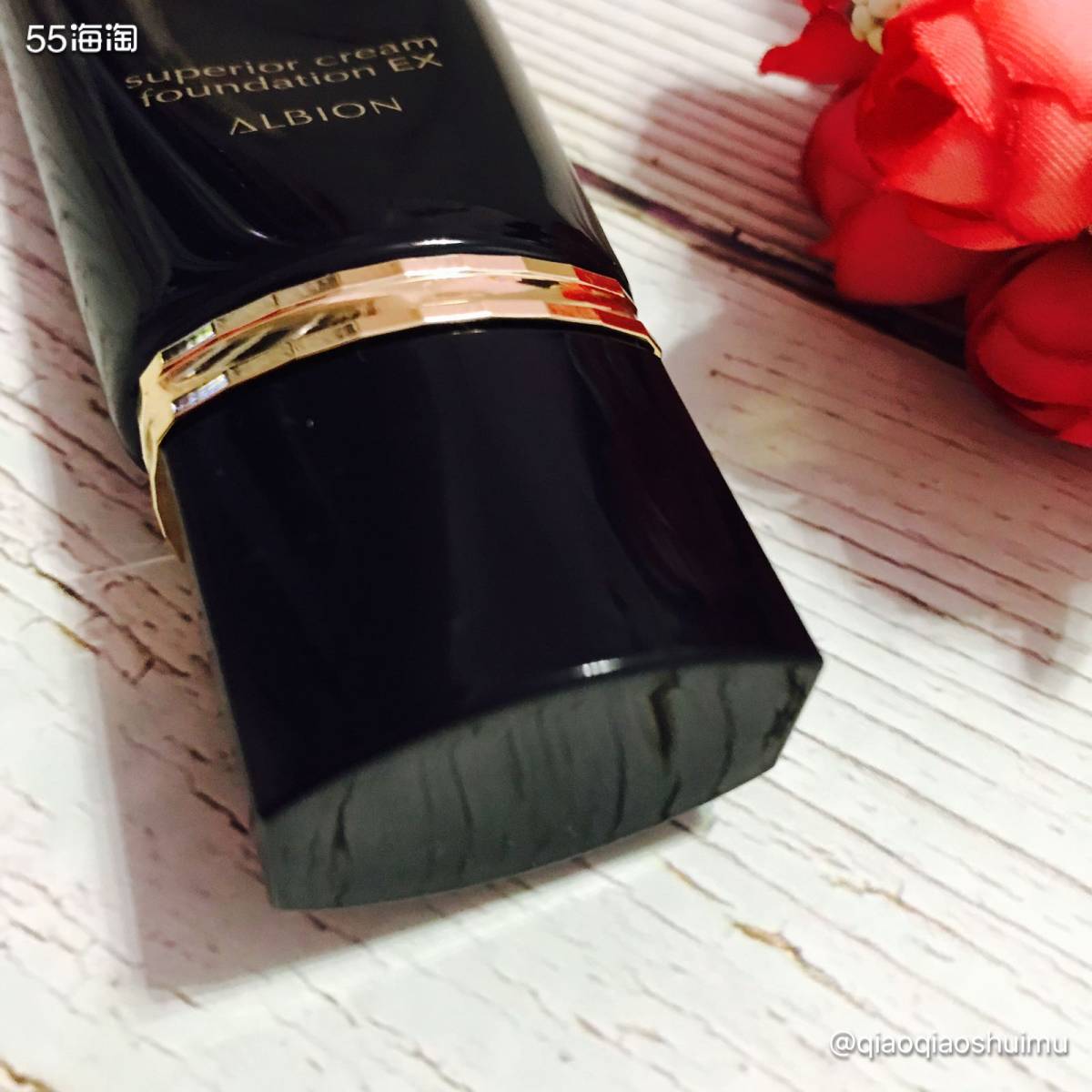 今天要**的这款Albion奥尔滨蜂浆粉霜，也算是一款贵妇级
