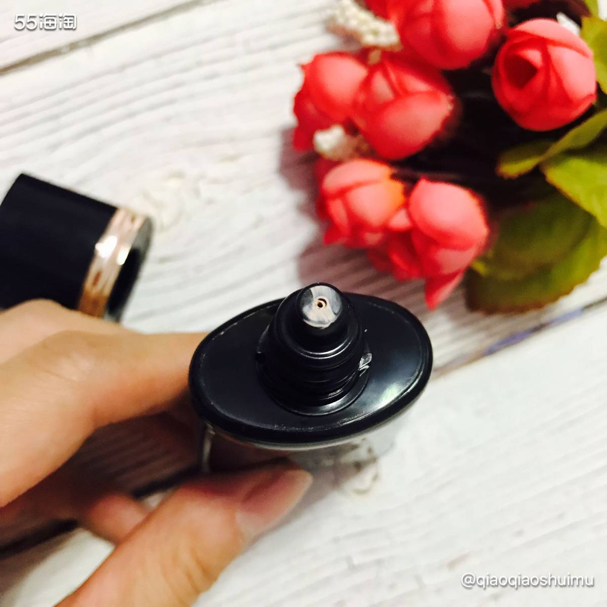今天要**的这款Albion奥尔滨蜂浆粉霜，也算是一款贵妇级