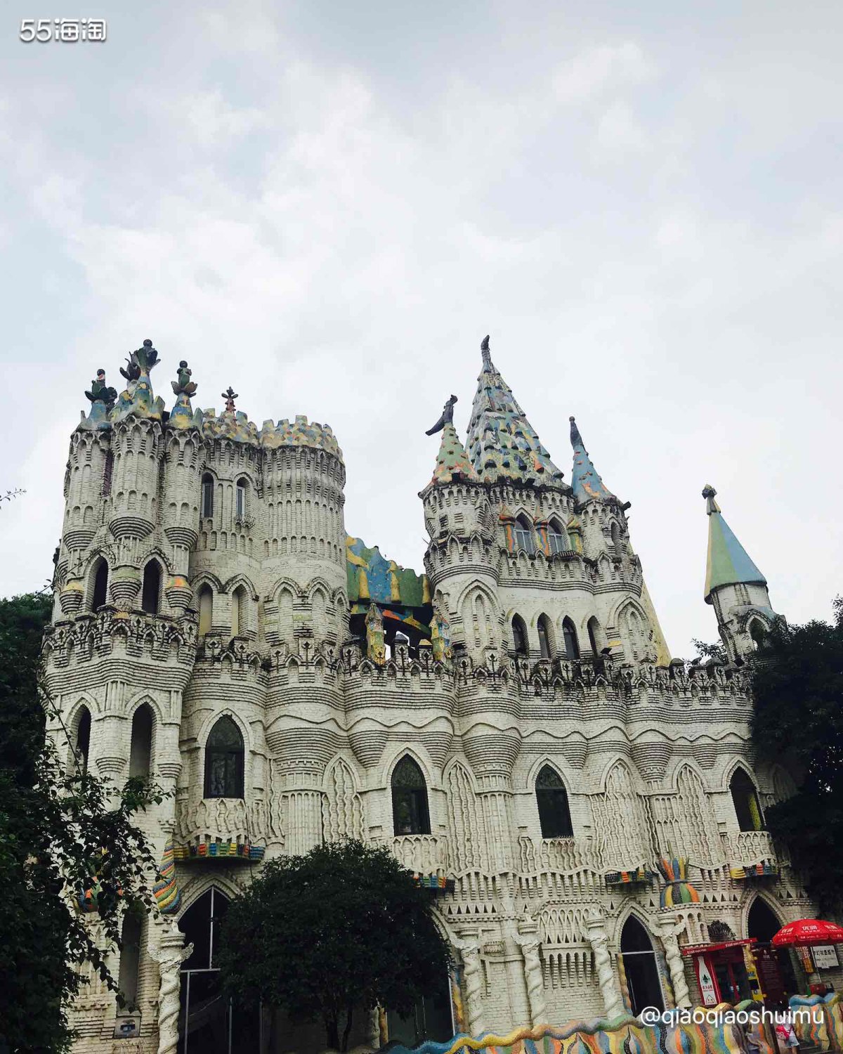 金色蛋糕梦幻城堡算是重庆的一个网红打卡点吧姑娘们都打扮的花枝招展