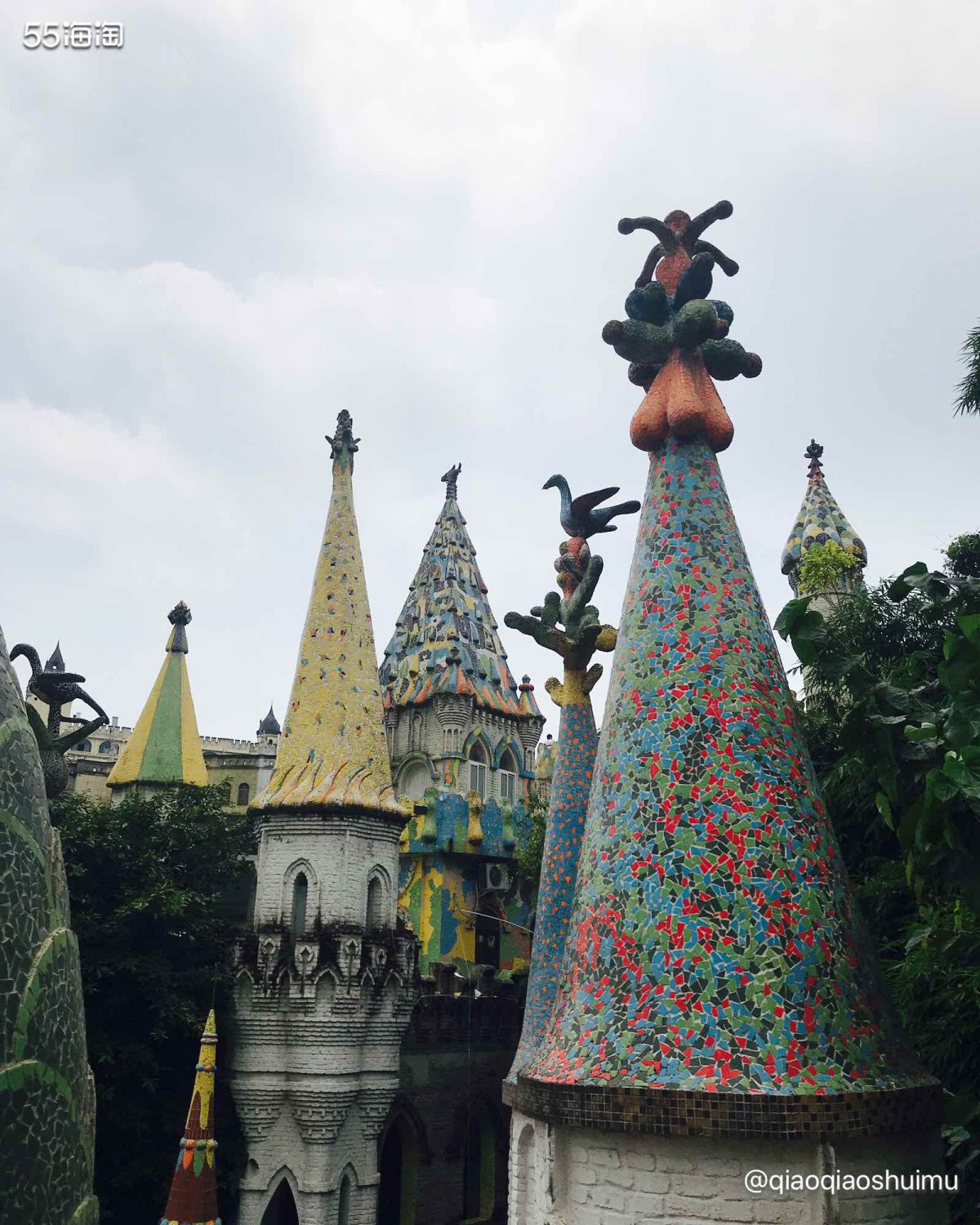 金色蛋糕梦幻城堡算是重庆的一个网红打卡点吧姑娘们都打扮的花枝招展