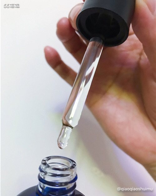 这瓶科颜氏蓝精灵精华是50ml版本，沉甸甸的一大瓶，真得可以