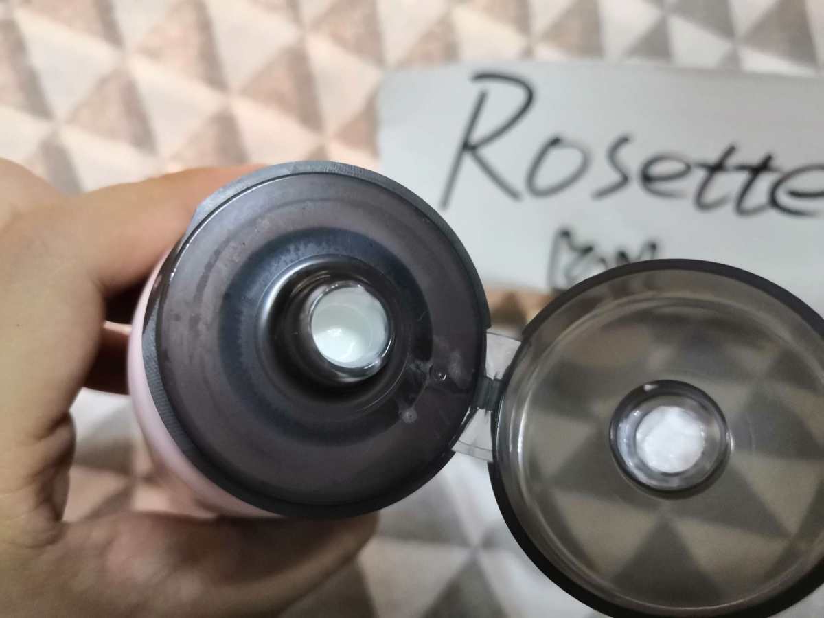 Rosette白泥洗面奶 含有小颗高岭土粉末 能非常舒服又保