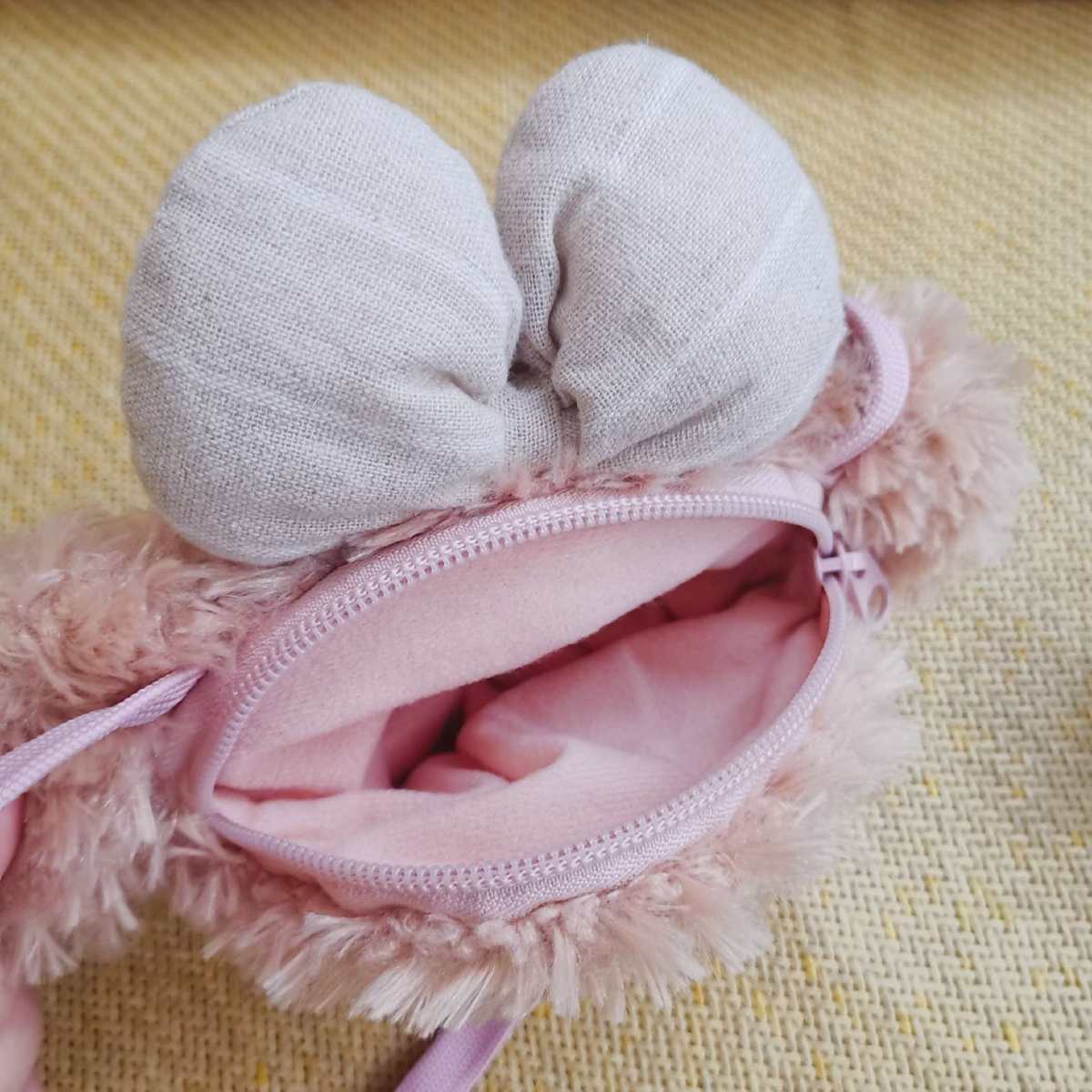 今天晒两只可爱的包包。都是出去游玩的收获！ 一只是shell