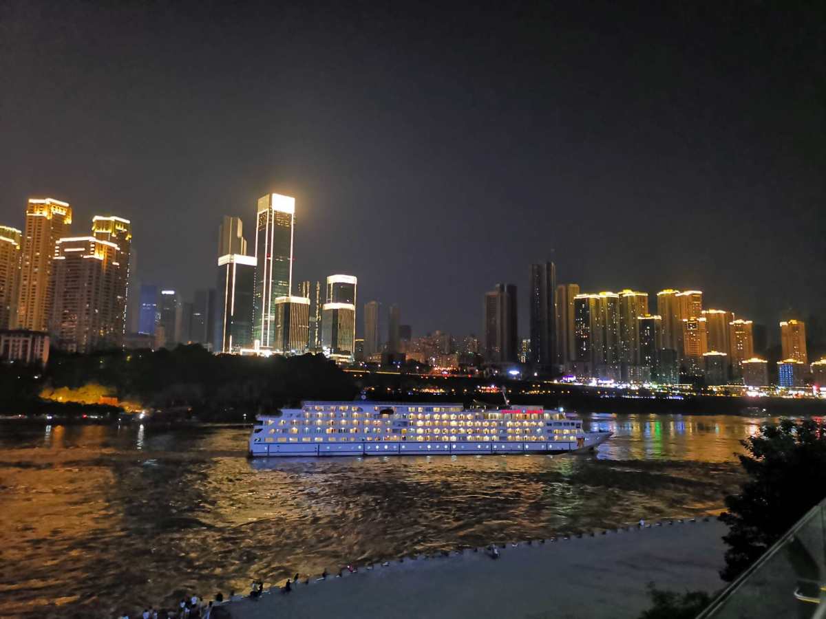 重庆嘉陵江夜景～ 网红城市打卡～晚上嘉陵江亮岸走一走，蛮有感