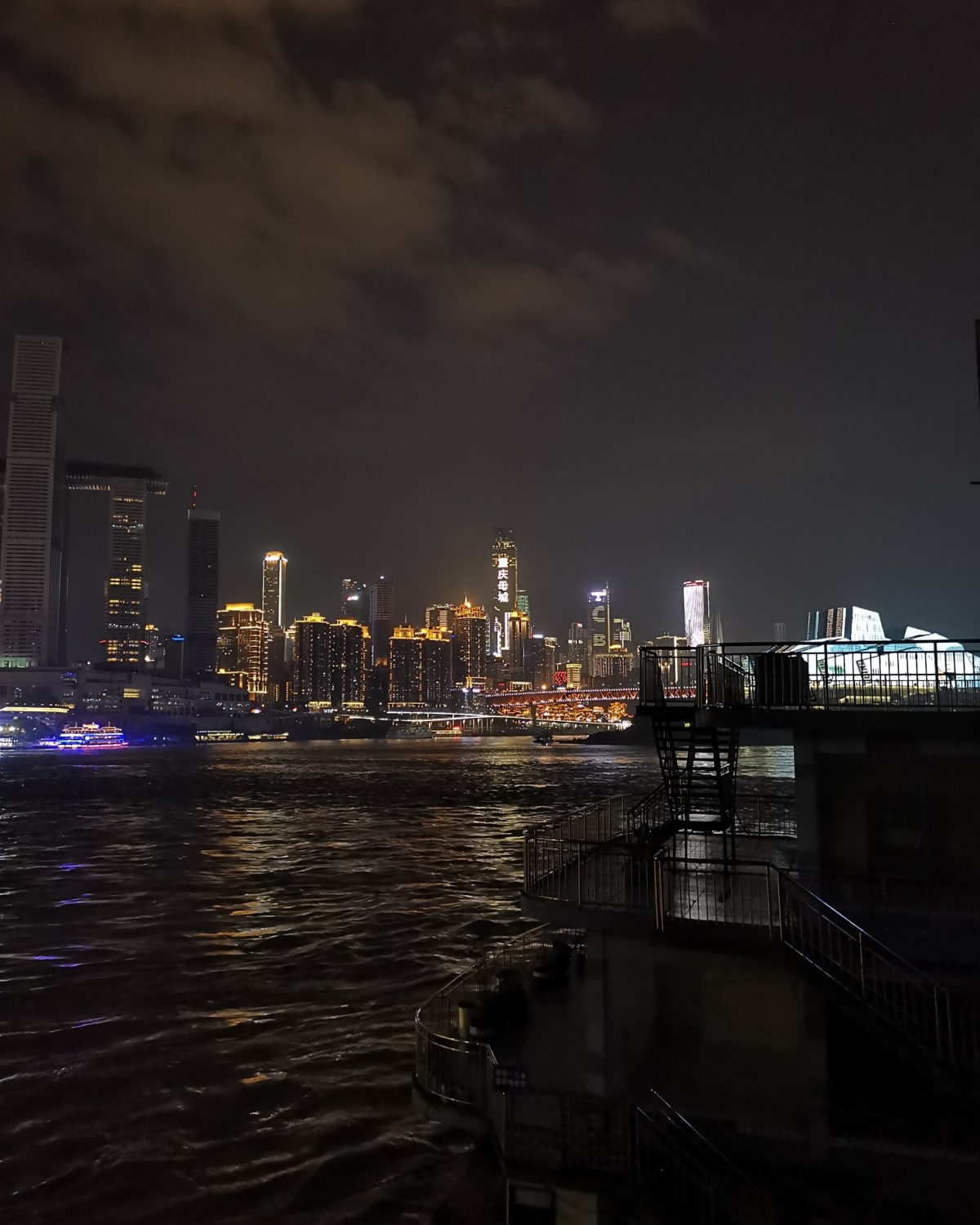 重庆嘉陵江夜景～ 网红城市打卡～晚上嘉陵江亮岸走一走，蛮有感