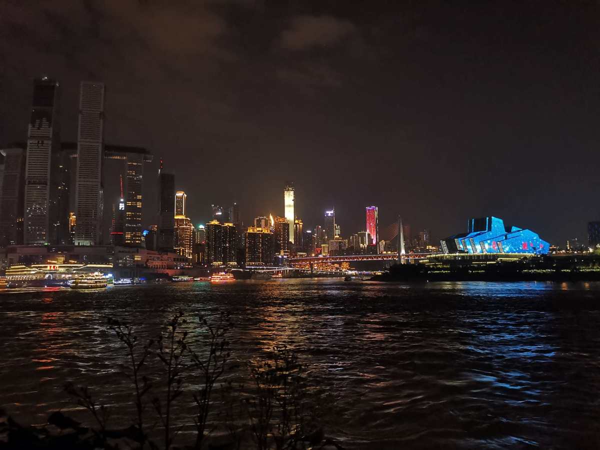 重庆嘉陵江夜景～ 网红城市打卡～晚上嘉陵江亮岸走一走，蛮有感