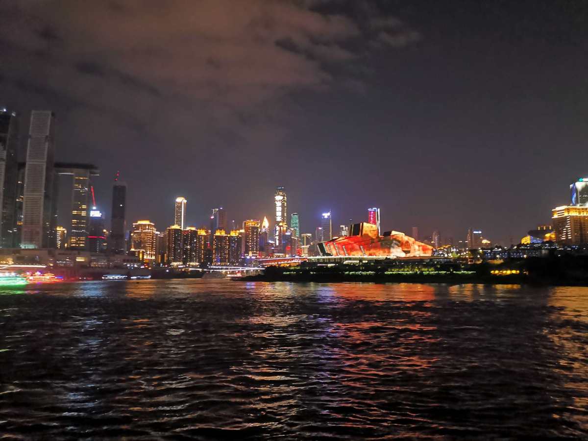 重庆嘉陵江夜景～ 网红城市打卡～晚上嘉陵江亮岸走一走，蛮有感