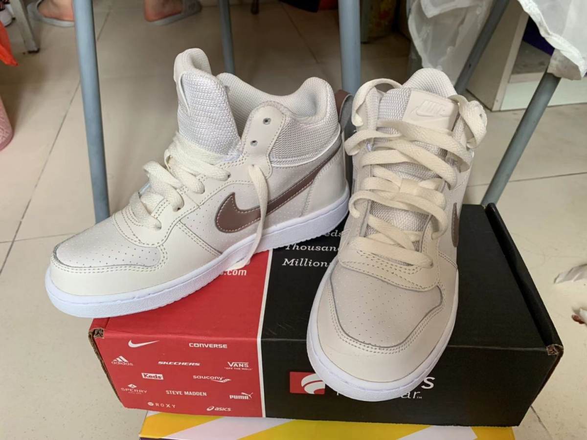 转一双耐克高帮板鞋，全新，Famous footwear入，