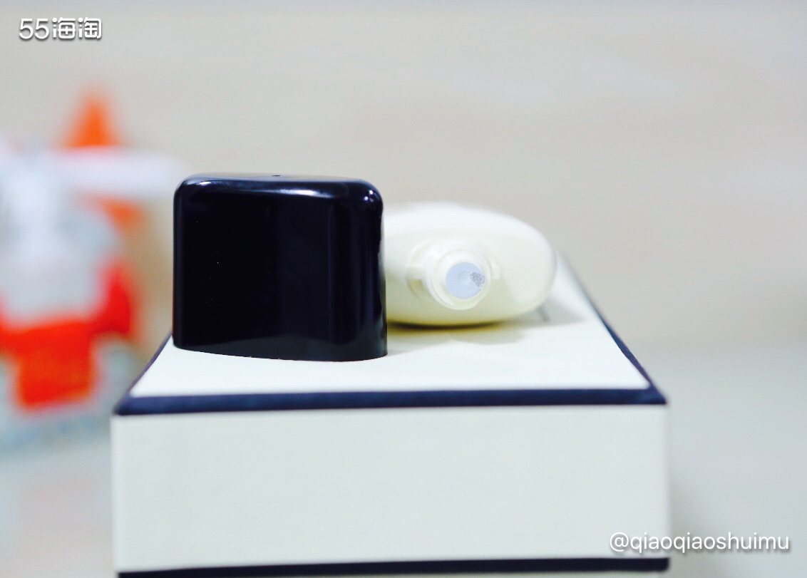 这支大支的祖马龙护手霜是当年祖马龙官网的赠品，觉得还是挺值得