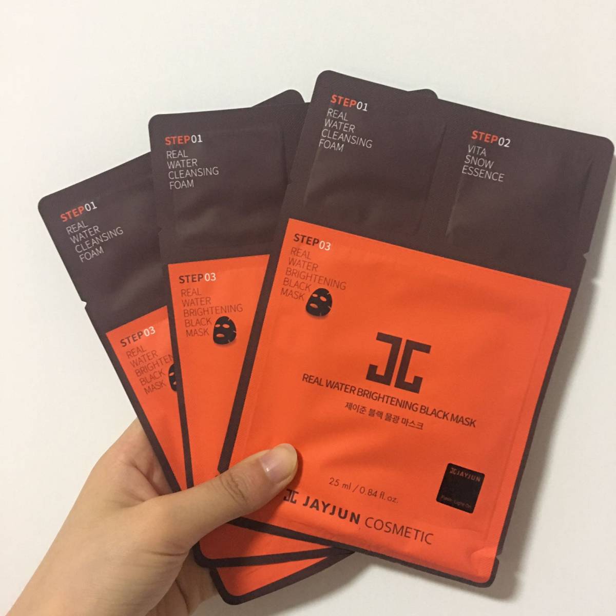 哇咔咔！看着自己的大脸好搞笑[偷笑]脸大赚到了，面膜不浪费[