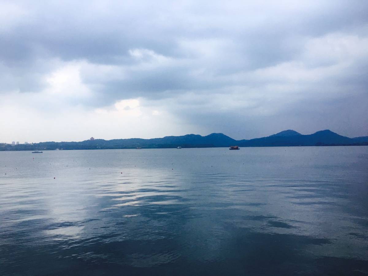 #最美秋景# 🌈 西湖打卡 不巧，天气不是很好，没有完成我