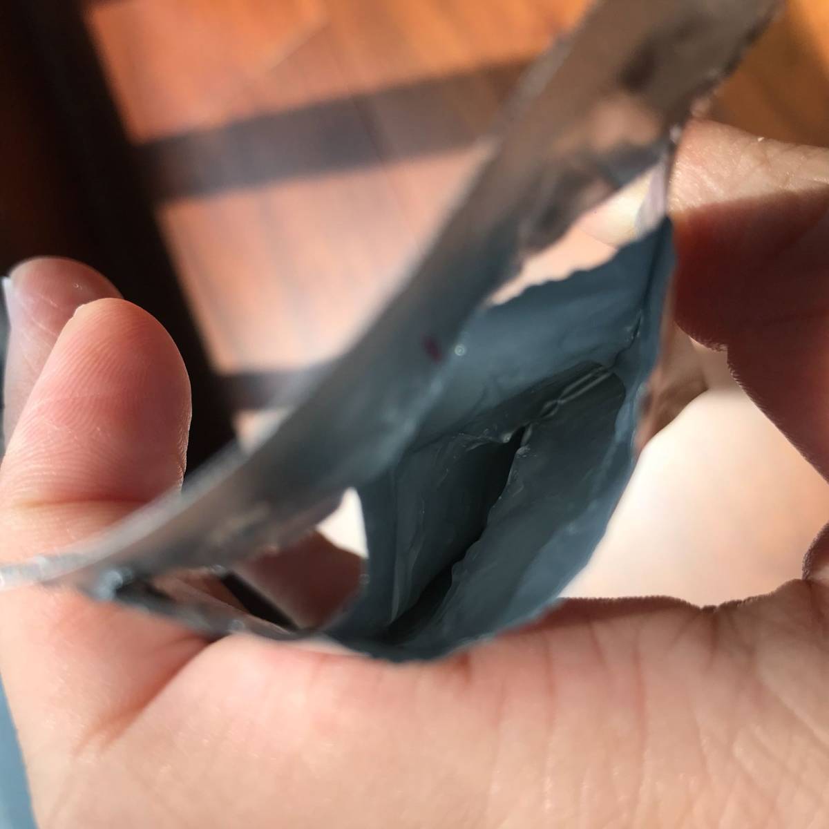 这个眼膜真的非常好用，里面的啫喱非常的多，精华很水润。薄薄的