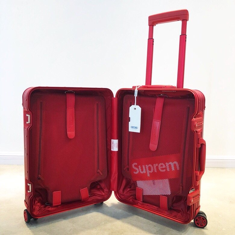 行李箱全部采用轻盈的全聚碳酸酯材质，减轻重量的同时兼具柔韧性