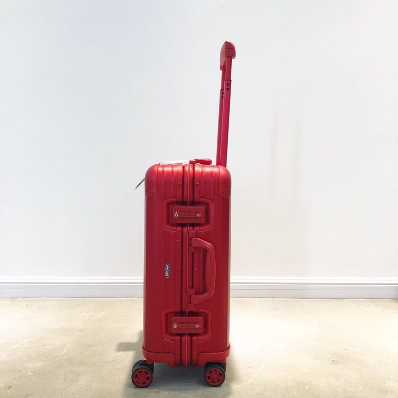 行李箱全部采用轻盈的全聚碳酸酯材质，减轻重量的同时兼具柔韧性