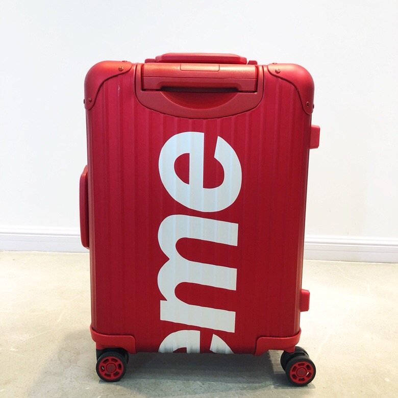 行李箱全部采用轻盈的全聚碳酸酯材质，减轻重量的同时兼具柔韧性