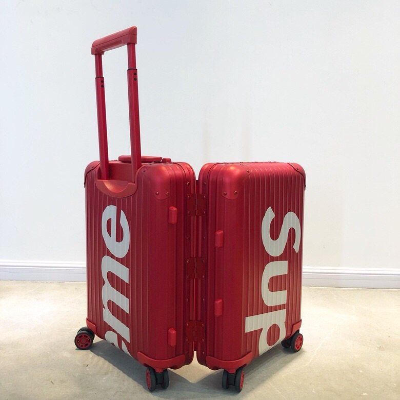 行李箱全部采用轻盈的全聚碳酸酯材质，减轻重量的同时兼具柔韧性