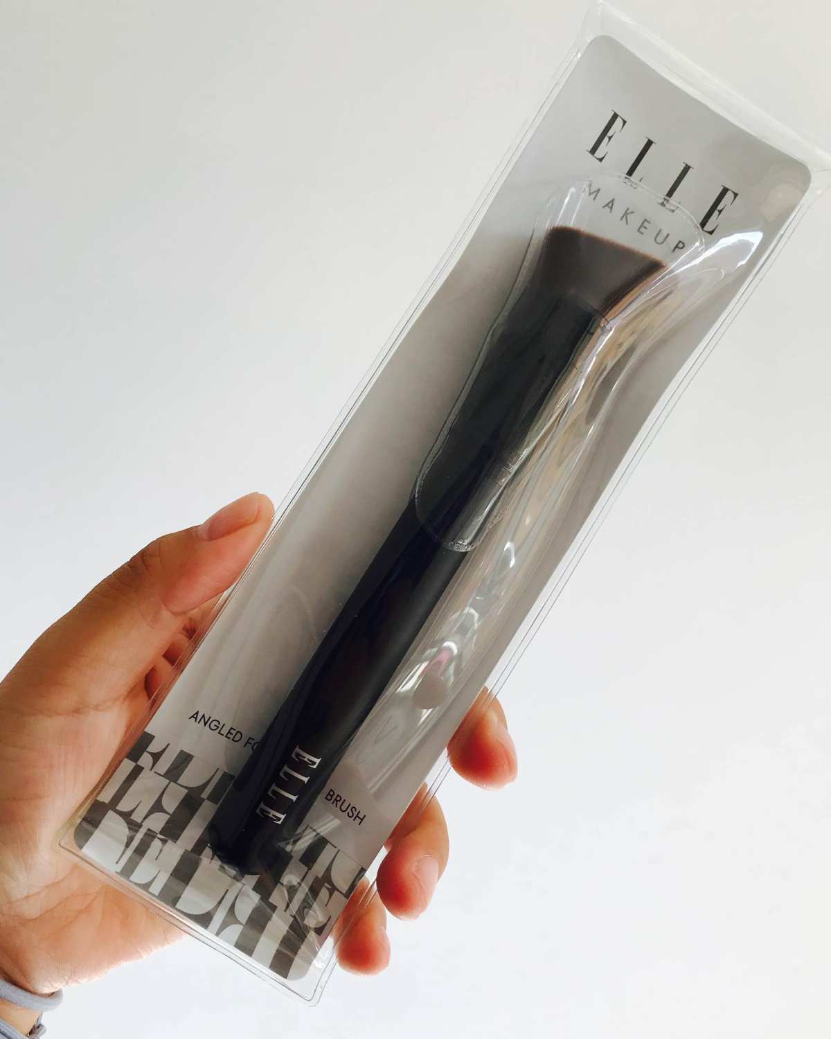 elle平斜粉底刷 这个刷形和资生堂的171还蛮像的  曾经