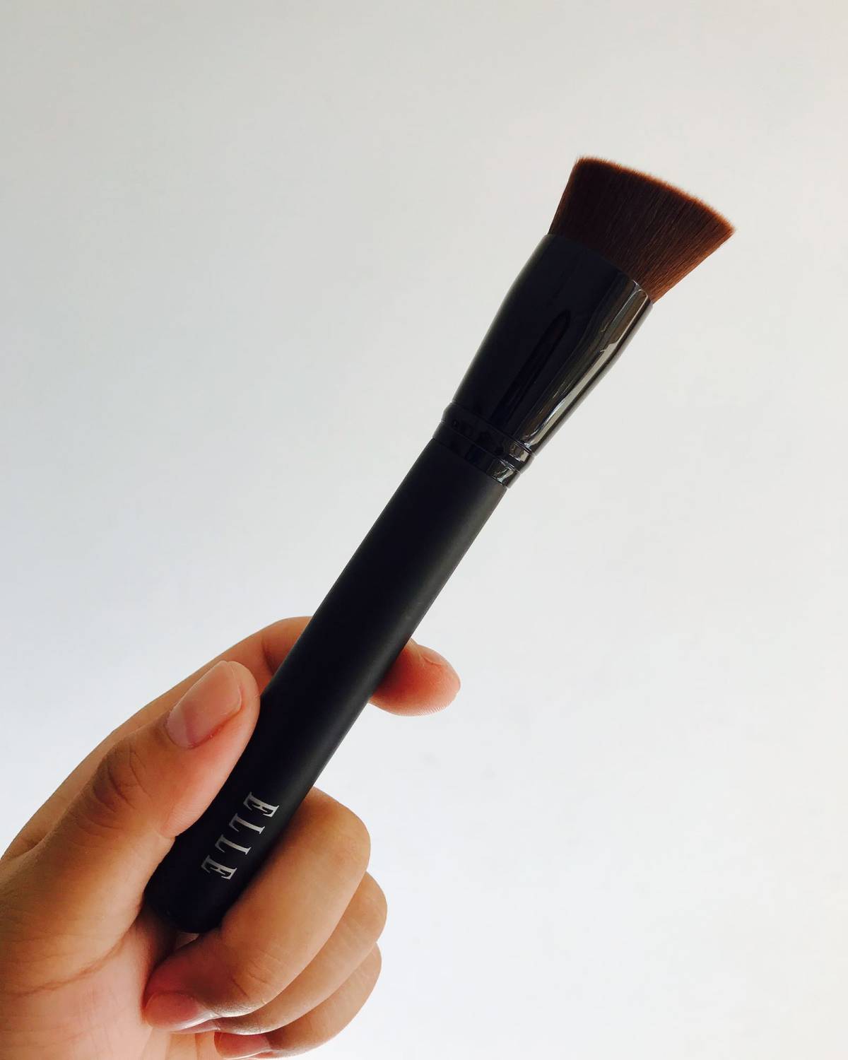 elle平斜粉底刷 这个刷形和资生堂的171还蛮像的  曾经