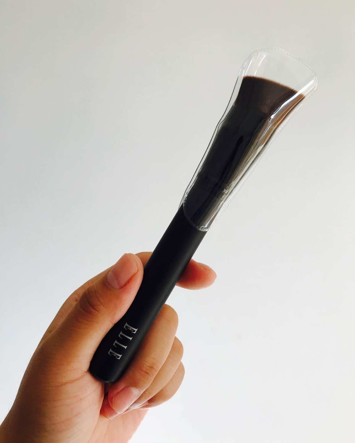 elle平斜粉底刷 这个刷形和资生堂的171还蛮像的  曾经