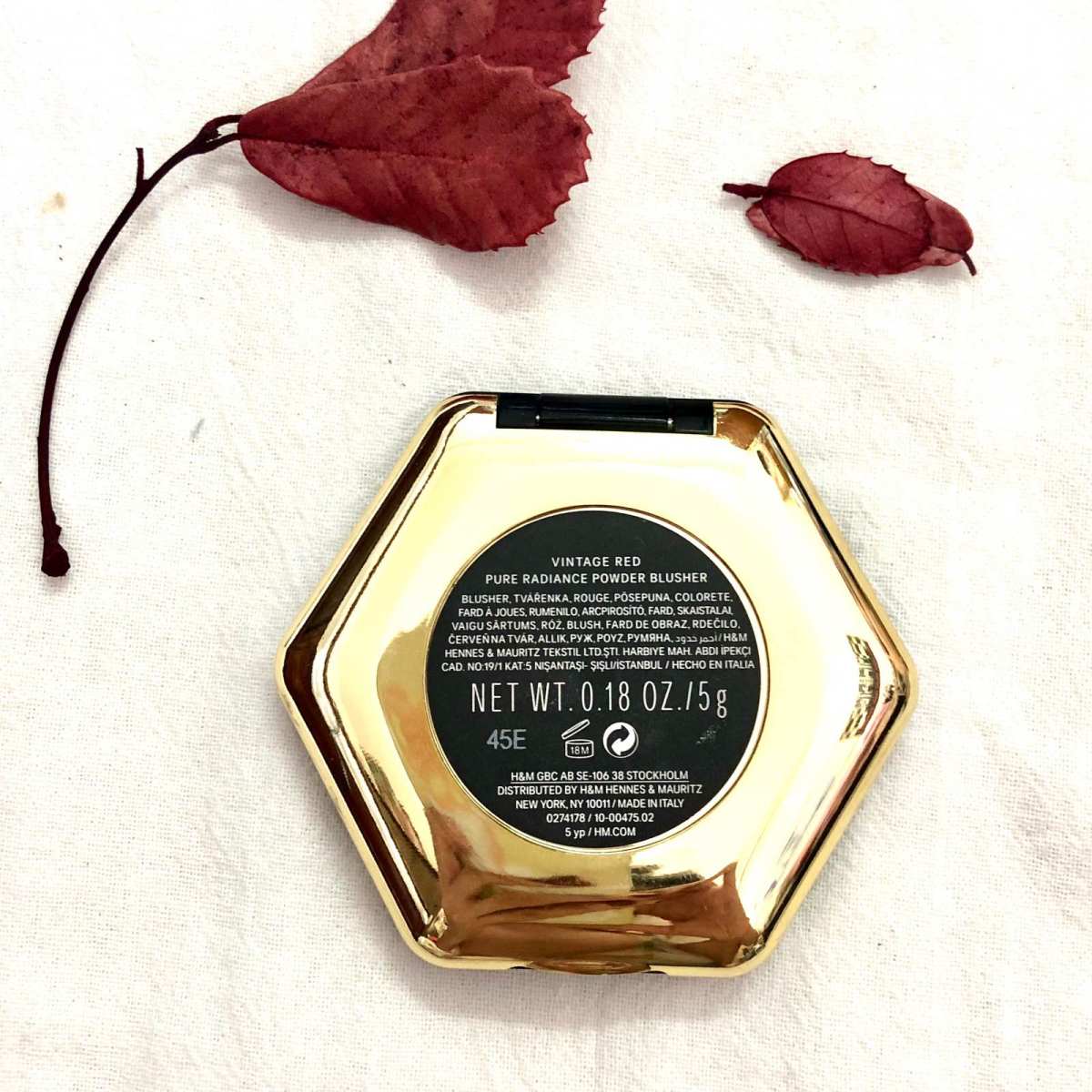 大家对H&M这个牌子肯定不陌生 她家是有做彩妆线的，还有指甲