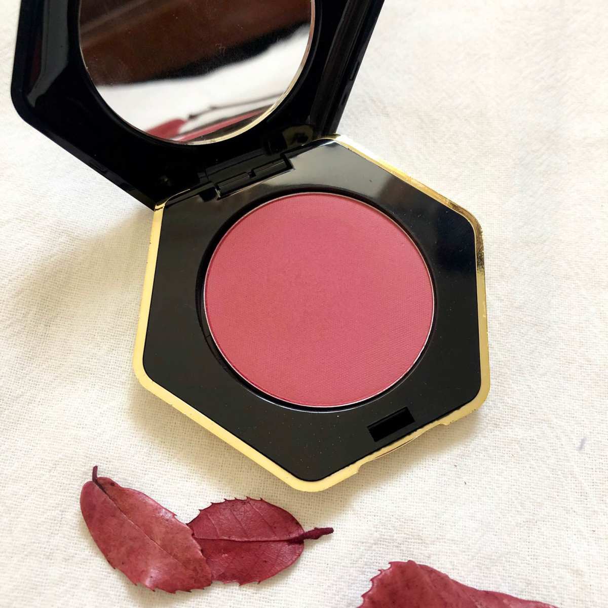 大家对H&M这个牌子肯定不陌生 她家是有做彩妆线的，还有指甲