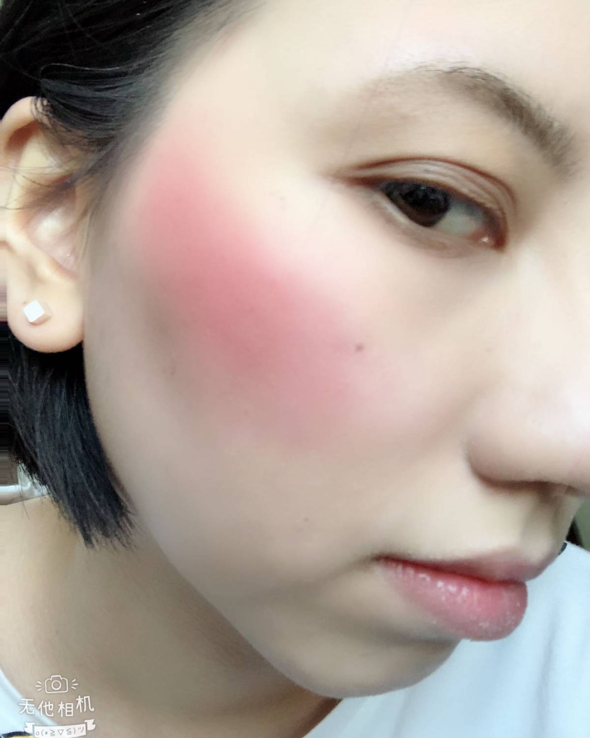 大家对H&M这个牌子肯定不陌生 她家是有做彩妆线的，还有指甲