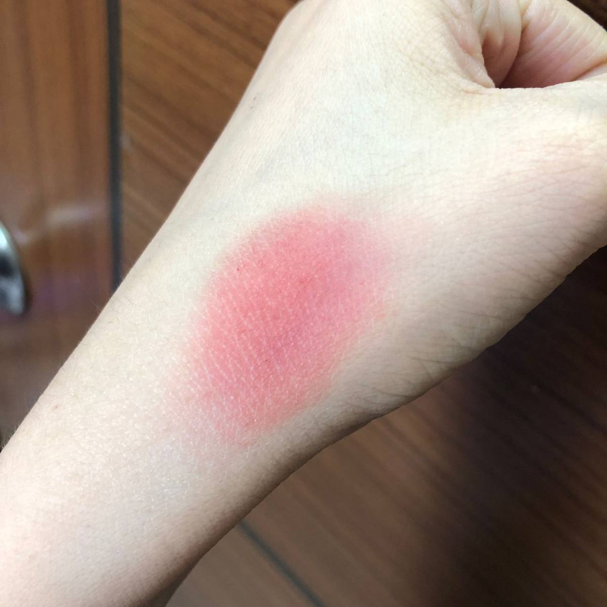 大家对H&M这个牌子肯定不陌生 她家是有做彩妆线的，还有指甲