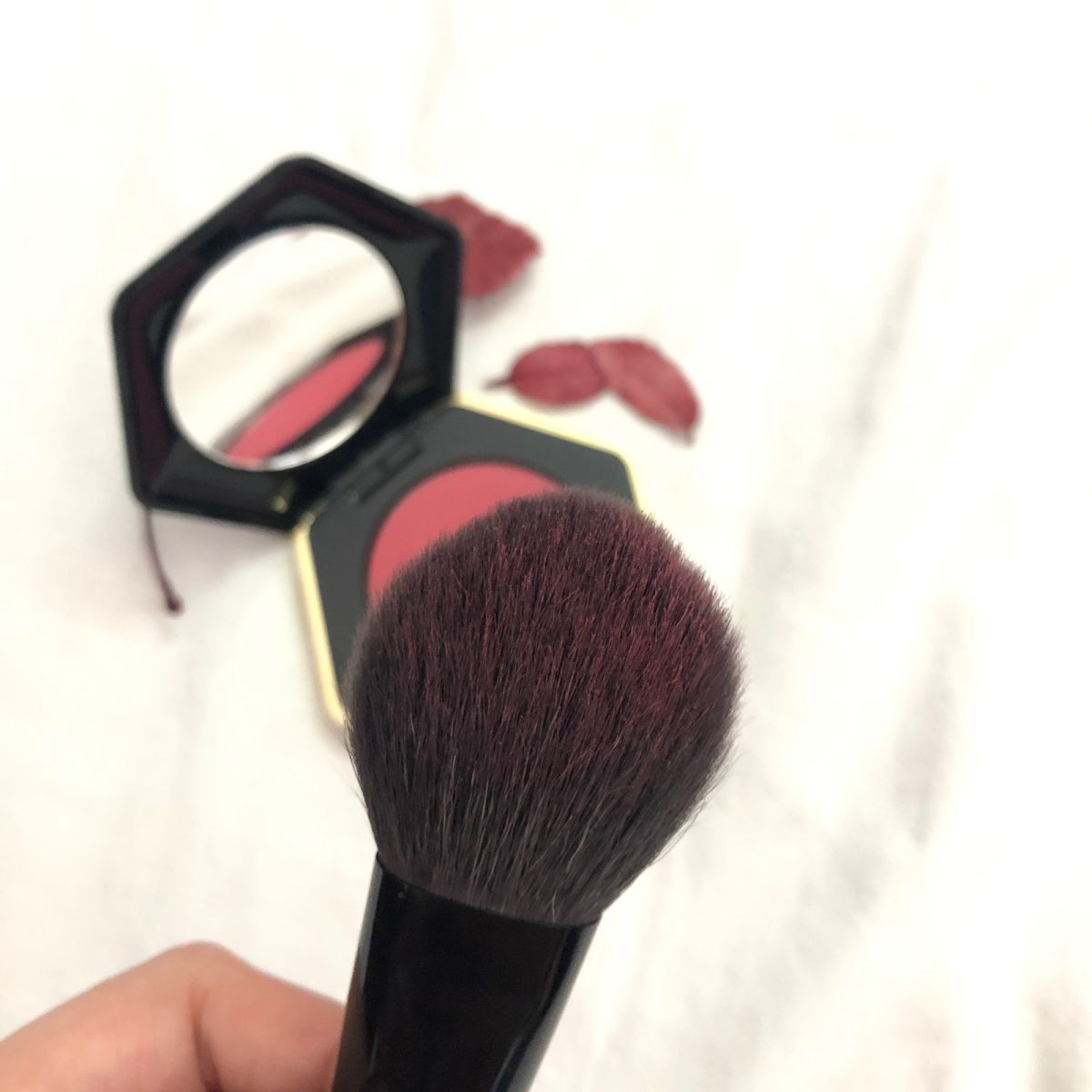 大家对H&M这个牌子肯定不陌生 她家是有做彩妆线的，还有指甲