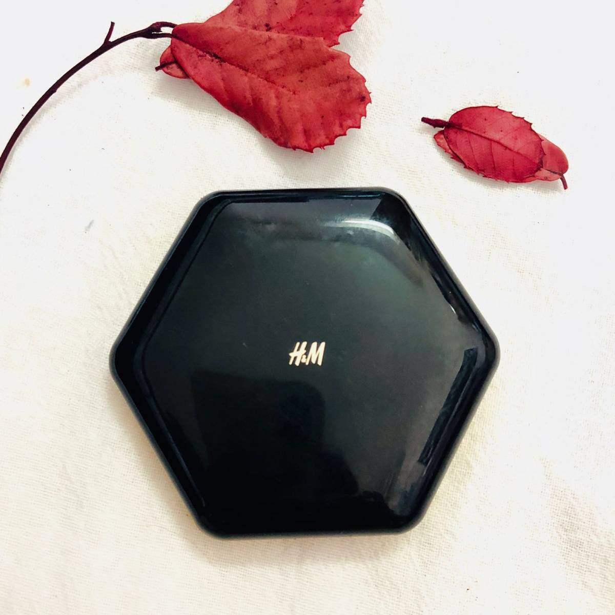 大家对H&M这个牌子肯定不陌生 她家是有做彩妆线的，还有指甲